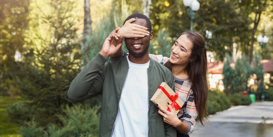 Woman gifting her boyfriend a personalized light gift from Lightsaura.