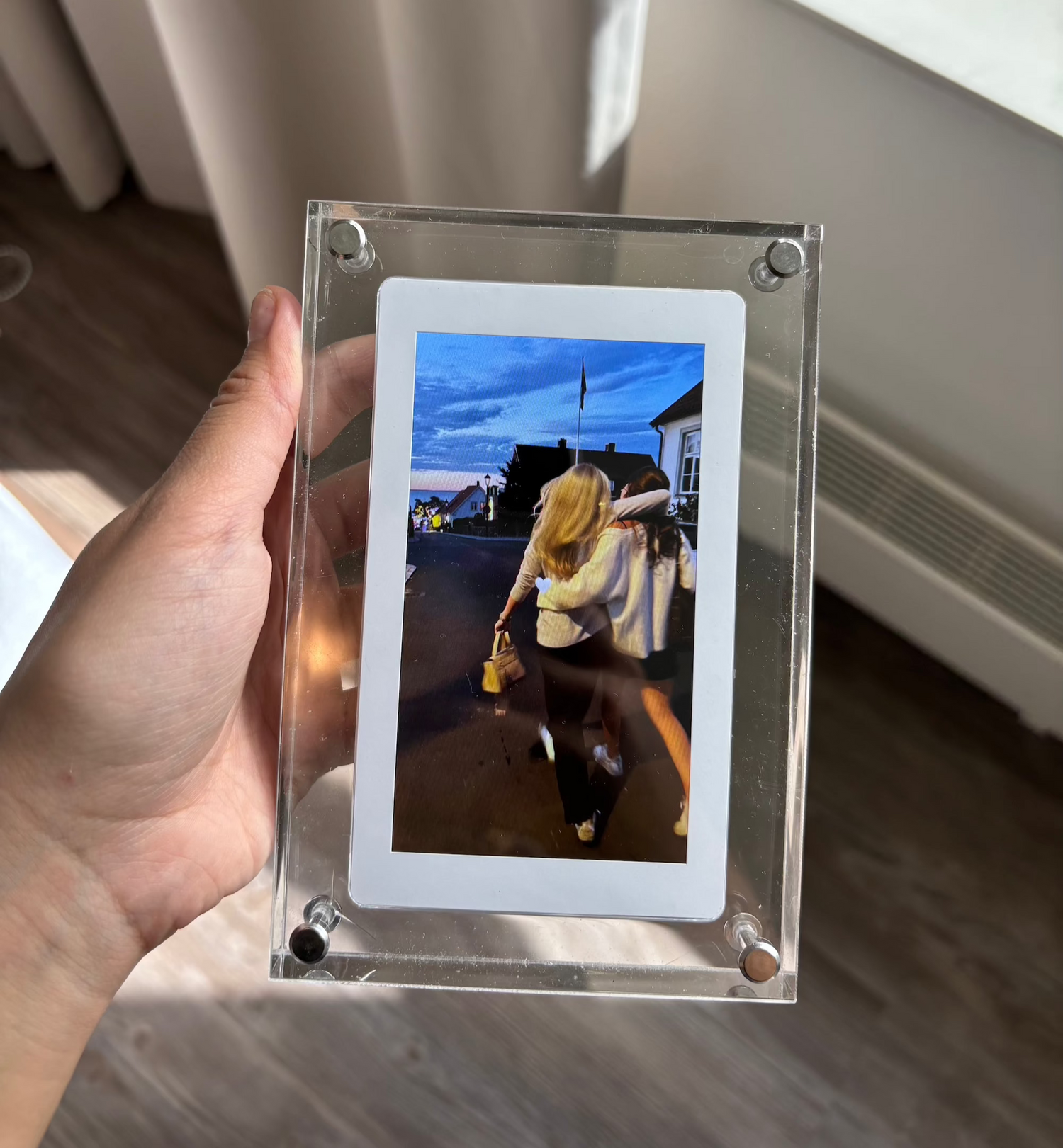 Digital frame displaying a video of best friends