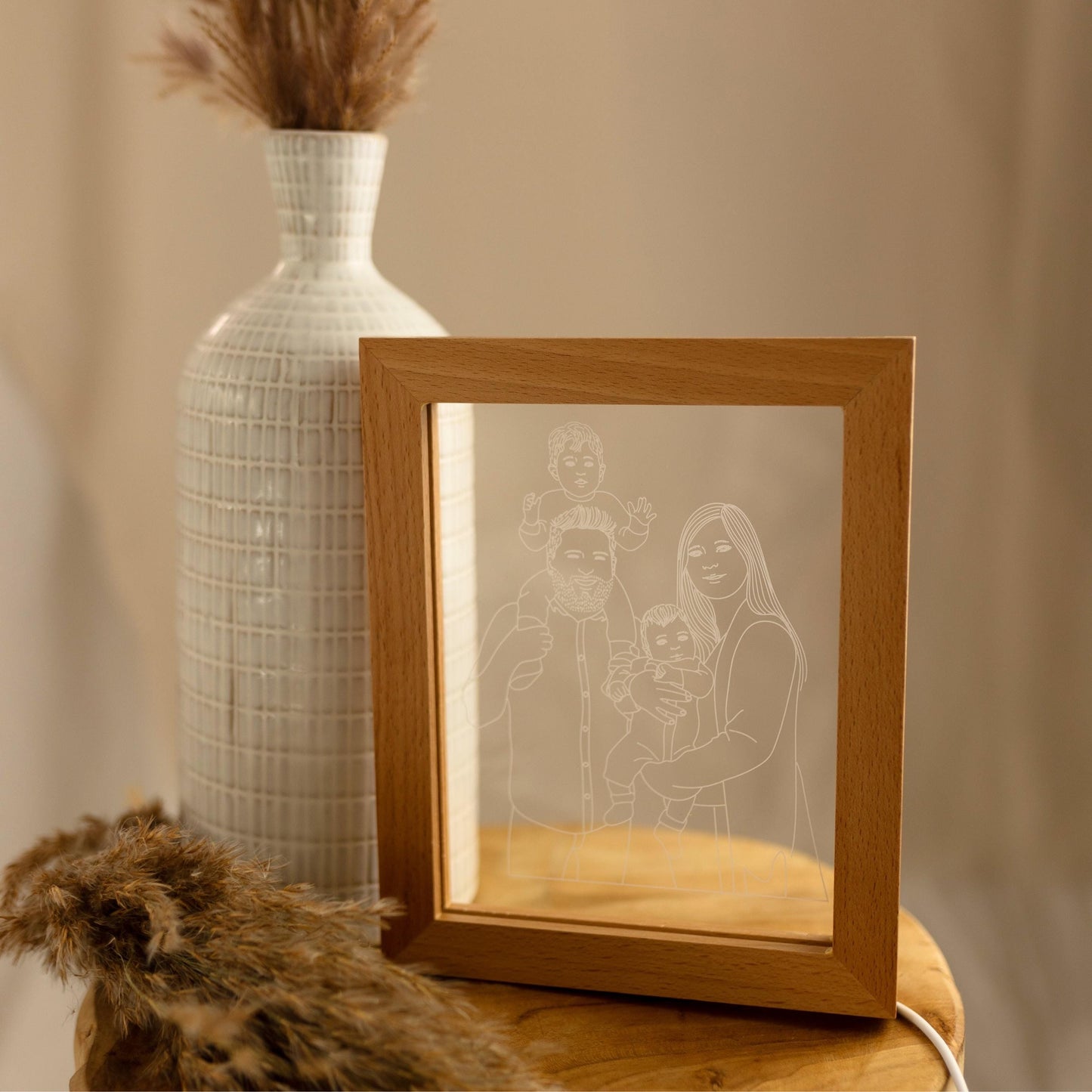 Personalised wooden frame lamp with family portrait, soft light, boho-style background, Nahaufnahme