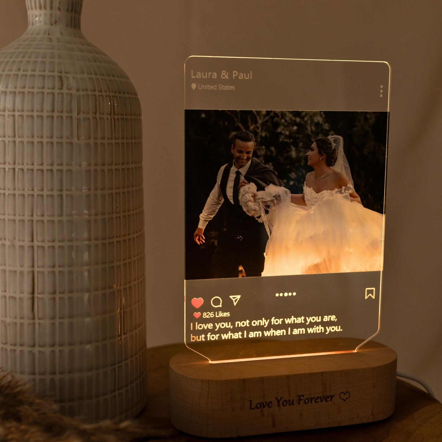 Personalisierte Fotolampe im Instagram-Feed-Stil, bei sanftem Licht aufgenommen, ideal als Hochzeitsgeschenk