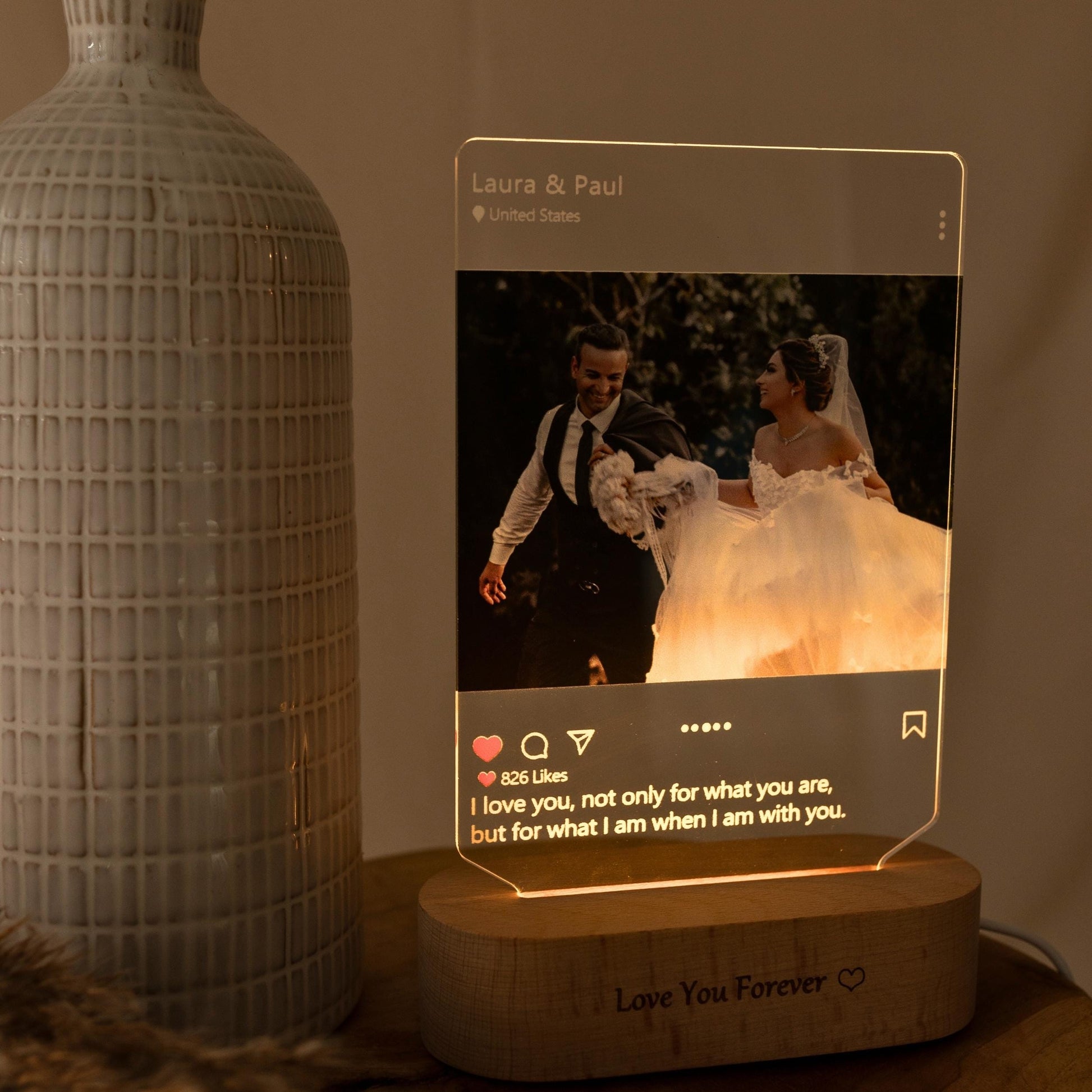 Personalisierte Fotolampe im Instagram-Feed-Stil, bei sanftem Licht aufgenommen, ideal als Hochzeitsgeschenk