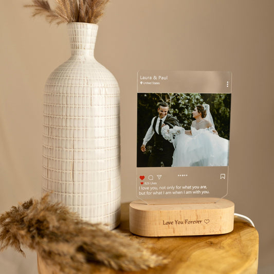 Personalisierte Fotolampe im Instagram-Feed-Stil, bei sanftem Licht aufgenommen, ideal als Hochzeitsgeschenk